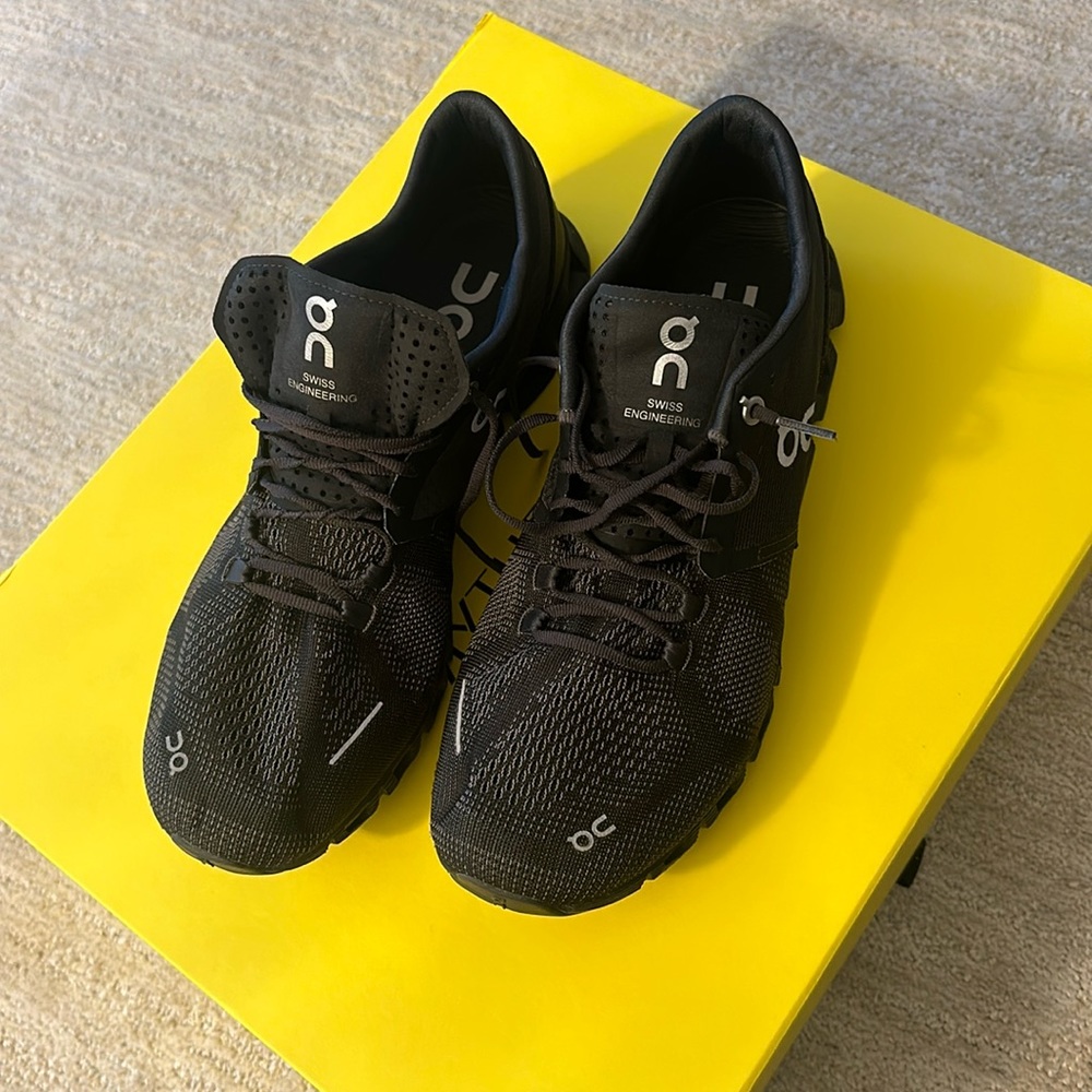 Woman’s Authentic On Cloud Running Shoes Black SZ 11 Very Good Condition